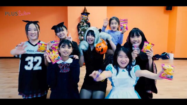 🎃👻HAPPY HALLOWEEN👻🎃  Haruka キッズK-POPクラスの ハロウィン🎃レッスンのシューティング〜〜✨！  みんな思い思いの仮装をしてきてくれましたーー！✨（ハロウィン仕様にデコレーションされたスタジオの壁、みんな驚いてくれて、ありがとう！🤭）  アリスに魔女、オオカミさんまで… みんな思い思いのキュートな仮装で踊ってくれたシューティング、とっても楽しかったね❣️  最後はみんなにHaruka先生から
お菓子のプレゼントもあってみんなで”トリックオアトリート”しました…🍭✨  シューティング、お疲れ様でした〜！  #ハロウィン #happyhalloween #ハロウィンダンス #ハロウィンコスプレ #ダンス #ダンス動画 #キッズダンス #kidsdance #習い事 #kpop #kpopダンス #kaachi #bubblegum #harukaクラス #plusculture #プラスカルチャー #ダンススクール #ダンススタジオ #梅田ダンス #大阪ダンス #ハロウィンイベント