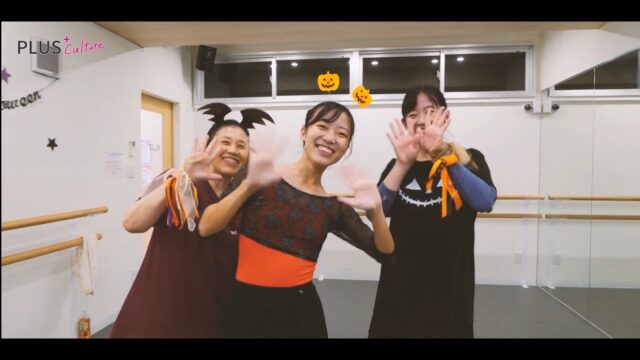 🎃👻HAPPY HALLOWEEN👻🎃  Hisaki 月曜バレエクラスの
ハロウィン🎃レッスンの様子です〜〜✨！  お衣装をみなさまそれぞれに持ち寄っていただき、コウモリの羽🦇やパンプキンカチューシャ、かぼちゃTシャツなどなどっ
皆様可愛らしい仮装で踊ってくださいました🥺✨  いつもの優雅なバレエの動きを、
今日はハロウィン仕様でお届けいたします❤️‍🔥✨
素敵な撮影をありがとうございました！  #ハロウィン #happyhalloween #ハロウィンダンス #ハロウィンコスプレ #ダンス #ダンス動画 #バレエ #ballet #大人バレエ #バレエクラス #バレエスタジオ #plusculture #プラスカルチャー #ダンススクール #ダンススタジオ #梅田ダンス #大阪ダンス #ハロウィンイベント #大人の習い事