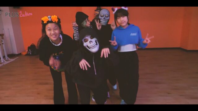 🎃👻HAPPY HALLOWEEN👻🎃  Mika! K-POPクラスの
ハロウィン🎃シューティング〜〜✨！  Mika!先生クラスは本格的なスカルマスク🎭で参戦・・・！ちょい怖💀 ホラーチームとカワイイ🌸キュートが、いっぱい混ざった”本格”仮装でございました！  PSYのThat That (prod. & feat. SUGA of BTS)でノリノリのビートでキレッキレのダンスをお届け❤️‍🔥  みんなで声を揃えるシーン、振り付けの構成もいっぱいいっぱい考えて、撮影に臨んでくれました！！撮影、めっちゃ楽しかったです❣️ありがとうございました！🌟  #ハロウィン #happyhalloween #ハロウィンダンス #ハロウィンコスプレ #ダンス #ダンス動画 #kpop #kpopダンス #kpopダンスカバー #psy #suga #thatthat #mikaクラス #plusculture #プラスカルチャー #ダンススクール #ダンススタジオ #梅田ダンス #大阪ダンス #ハロウィンイベント