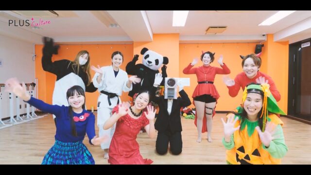 🎃👻HAPPY HALLOWEEN👻🎃  今回のハロウィン企画で、
 ＼ 仮装 大・優・勝 ／ との
呼び声が高い（当社比）のが、
このクラス！！  水曜Tomoka FreeStyle JAZZクラスの ハロウィン🎃レッスンです〜〜✨！  見てください、この本気度！！！
… 先生も生徒様も、
全員ガチすぎる仮装で
スタジオが大渋滞っす！(笑)  フリースタイルJAZZならではの、 
自由で楽しい雰囲気と、 
皆さんの弾ける笑顔（と仮装）が
最高に楽しすぎますっ・・・❤️‍🔥  見ているだけで笑顔不可避！
スペシャルすぎるシューティングでございました🎥  みなさまステキなダンスと仮装をありがとうございました！🥺🥺🥺  #ハロウィン #happyhalloween #ハロウィンダンス #ハロウィンコスプレ #仮装大賞 #本気の仮装 #ダンス #ダンス動画 #フリースタイルジャズ #freestylejazz #jazzdance #tomokaクラス #plusculture #プラスカルチャー #ダンススクール #ダンススタジオ #梅田ダンス #大阪ダンス #ハロウィンイベント #happyhalloween #パンダ #カメラヘッド
